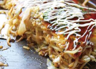 Mikusu modan, okonomiyaki aux nouilles