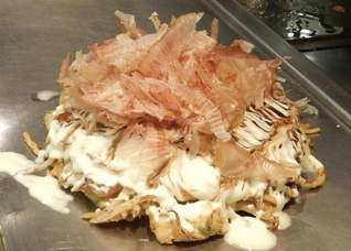 Okonomiyaki sur la plaque