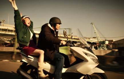 Yukiha et Yuto à scooter, bras levé