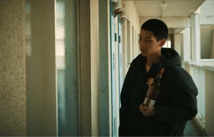 Yuto dans un couloir, un cadeau à la main