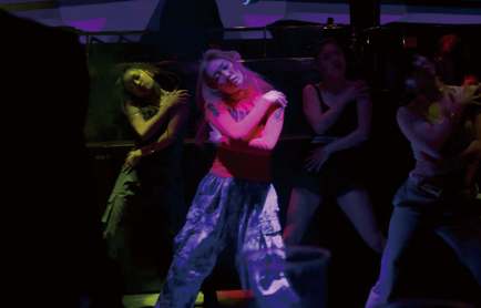 Danseuses sous les néons du club