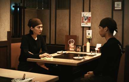 Face-à-face au restaurant d'okonomiyaki